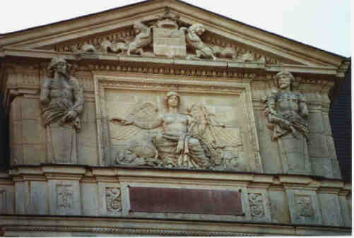 fronton.jpg (44237 octets)